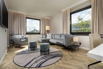 Suite, 1 King Bed, Corner