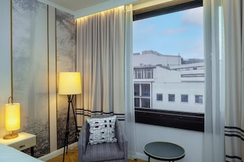 Suite, 1 King Bed, Corner