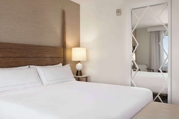 Room, 1 King Bed, Accessible (Mobility & Hearing, Roll-in Shower)