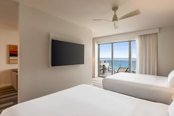 2 Queen Beds Junior Suite Oceanfront Balcony