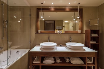 Deluxe Suite (Lake)