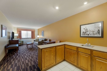 Suite, 2 Queen Beds, Non Smoking, Refrigerator & Microwave (Living Room;with Sofabed)