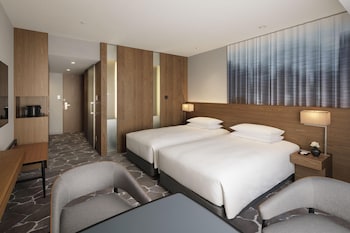 Room, 2 Twin Beds, City View