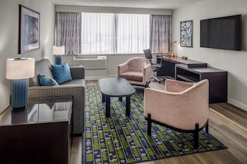 Junior Suite, 1 King Bed, Jetted Tub