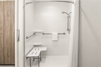 Standard Room, 2 Queen Beds, Roll-in Shower (Mobility)