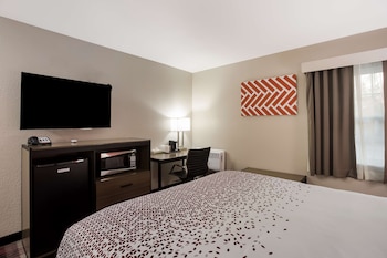 Standard Room, 1 Queen Bed, Non Smoking, Refrigerator & Microwave