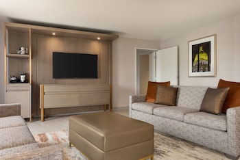 Executive Suite, 1 King Bed with Sofa bed