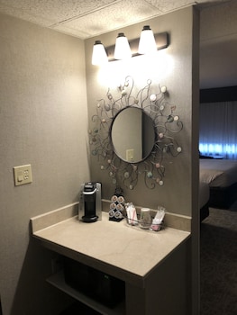 Room, 2 Queen Beds, Mountain View (No Pets)