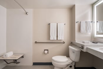 Renovated Ocean View 2 Double Beds, Tower (Mobility/Hearing, Transfer Shower)