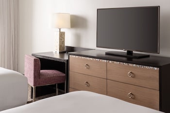 Room, 1 Queen Bed (No View)