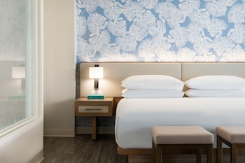 Suite, 1 King Bed, Corner (Renovated, Tower)