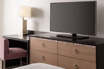 Room, 1 Queen Bed (No View)