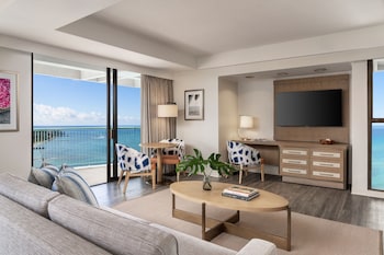 Suite, 1 King Bed, Corner (Renovated, Tower)