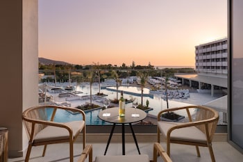 Executive Twin Pool View