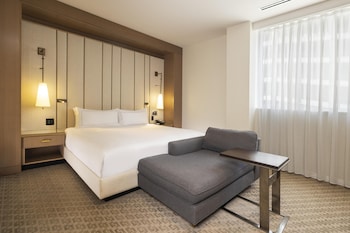 Suite, 1 King Bed, Accessible