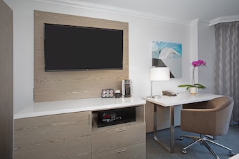 Junior Suite, 1 King Bed, Accessible (Communications)