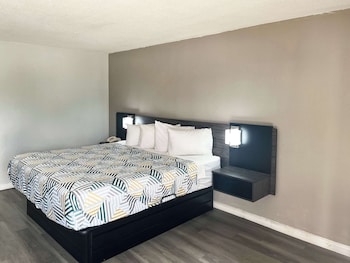 Deluxe Room, 1 King Bed, Smoking, Refrigerator & Microwave