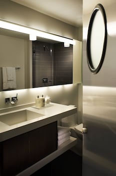 Room, 1 King Bed, Hearing Accessible (Mobility, Roll-in Shower)