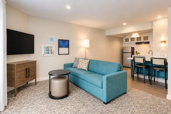 Suite, 1 Queen Bed, Accessible (Mobility Tub One Bedroom)