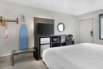Suite, 1 King Bed, Accessible, Non Smoking