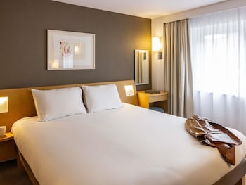Suite, 1 King Bed with Sofa bed