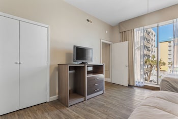 Jacuzzi 1 Bedroom, 1 Living room City View