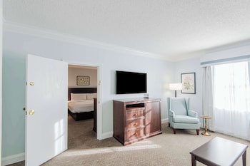 Suite, 1 King Bed, Accessible (Hearing)