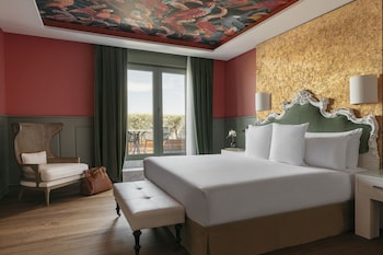 Presidential Penthouse Suite Red Level (2 + 1 Ch)