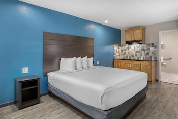 Standard Room, 1 King Bed, Non Smoking, Kitchenette