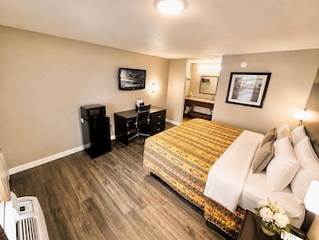 Room, 1 King Bed, Accessible, Smoking