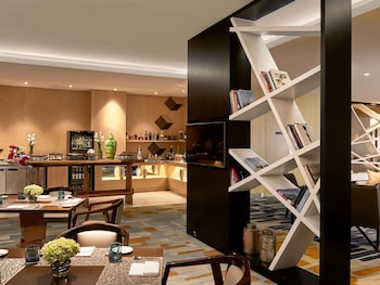 Deluxe Suite, 1 King Bed, Club Lounge Access