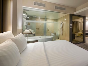 Junior Suite, 1 King Bed, Club Lounge Access