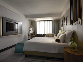 Deluxe Suite, 1 King Bed, Club Lounge Access