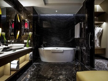 Suite, Multiple Beds, Club Lounge Access (Accent)