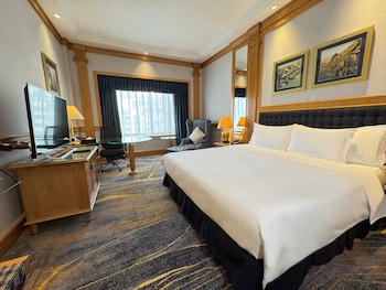 Standard Room, 1 King Bed, Club Lounge Access