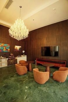 Club Room, 1 King Bed, Pool View, Tower (Tower)