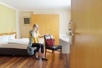 Business Room, 1 Queen Bed (Quiet Location)