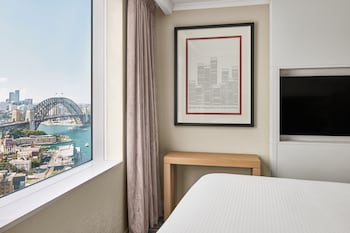 Spa Suite with Club lounge access, 1 Bedroom Suite, 1 King (Harbour Bridge View)
