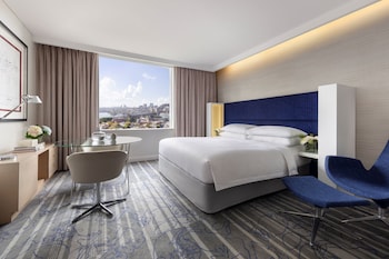 Guest room, 1 King Bed (Opera House View)