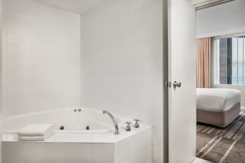 One-bedroom King Suite with Club Lounge Access (Cityscape)