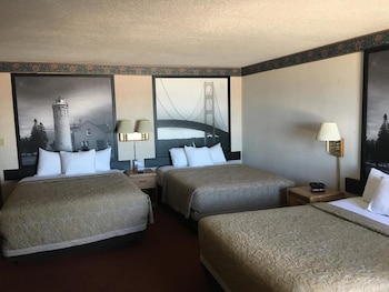 Family Room, 3 Queen Beds, Balcony, Lake View