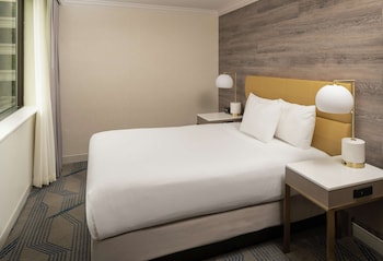 One Queen Bed, Alcove Suite