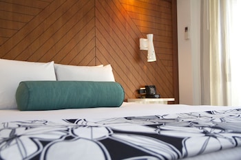 Standard Room, 1 King Bed (Accessible)