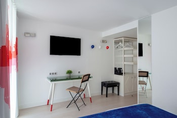 Superior Room with Twin Beds-Complimentary soft minibar,courtesy tray, digital press, fitness, sauna