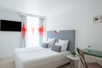 Twin Room - Complimentary soft minibar, courtesy tray, digital press, fitness, sauna