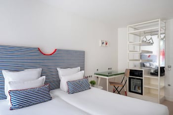 Twin Room - Complimentary soft minibar, courtesy tray, digital press, fitness, sauna