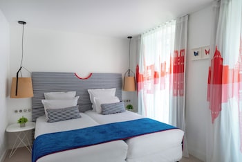 Superior Room with Twin Beds-Complimentary soft minibar,courtesy tray, digital press, fitness, sauna