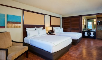 Room, 2 Queen Beds, Microwave, Garden View