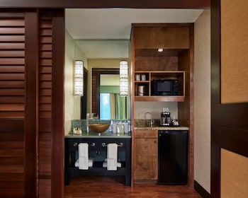 Deluxe Room, 2 Queen Beds, Microwave