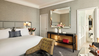 Luxury Junior Suite, 1 King Bed, Balcony (Eiffel Tower View)